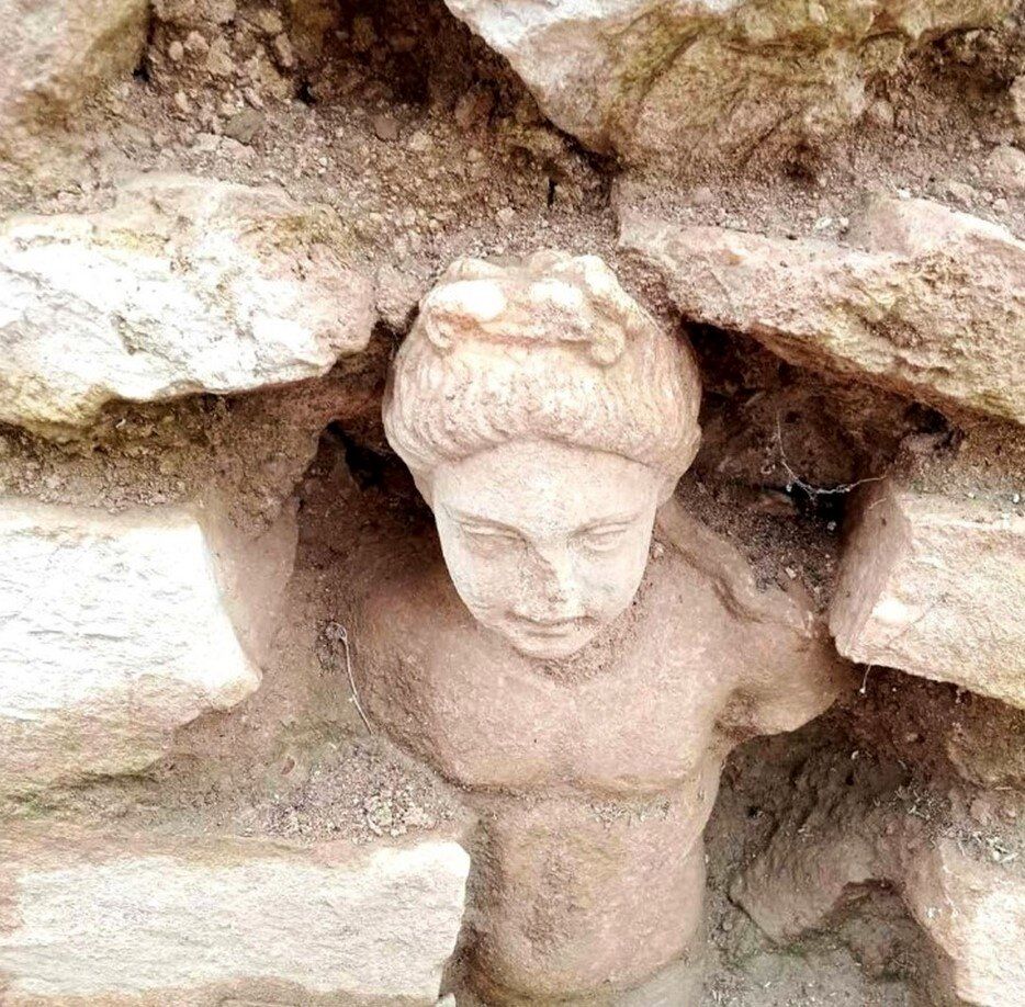 کشف آدمک گلی از دل دیوار باستانی/عکس