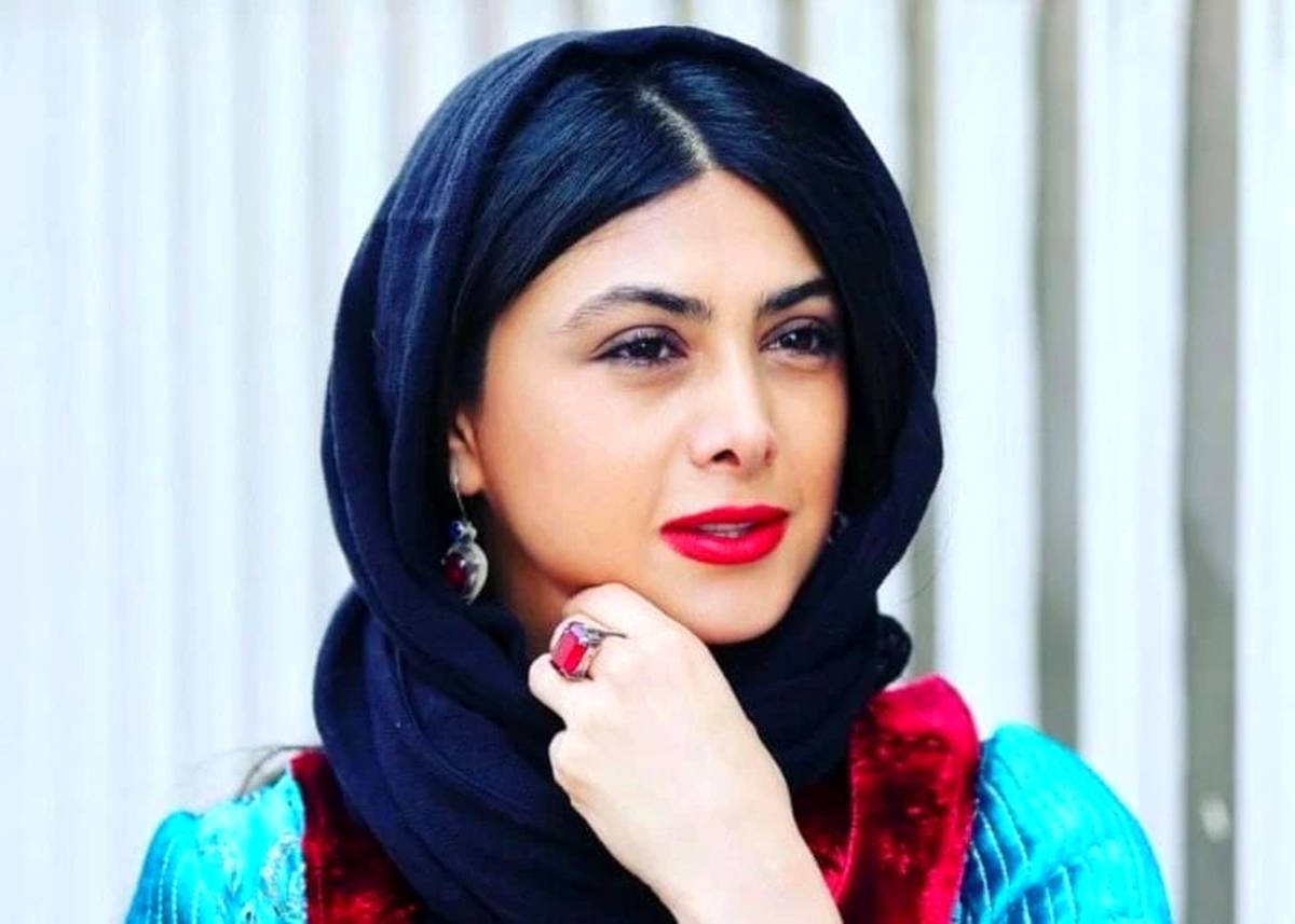 آزاده صمدی در یک گالری هنری