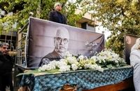 سوگواری فرزانه کابلی در مراسم تشییع همسرش هادی مرزبان