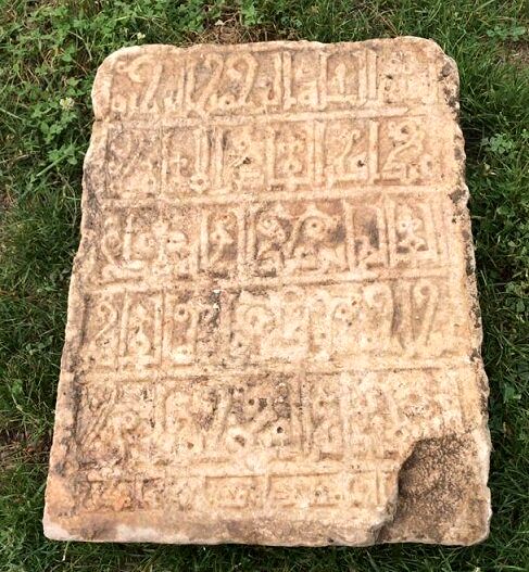 قدم اول در مطالعه سنگ‌قبر مکشوفه در تاق‌بستان برداشته شد