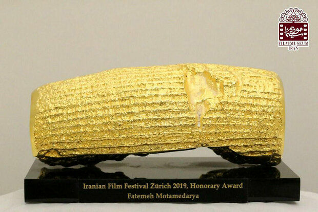 فاطمه معتمدآریا «منشور طلائی کوروش» را به «موزه سینما» اهدا کرد