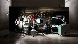 مرمت تابلوی یک تشییع جنازه مقابل چشم مردم