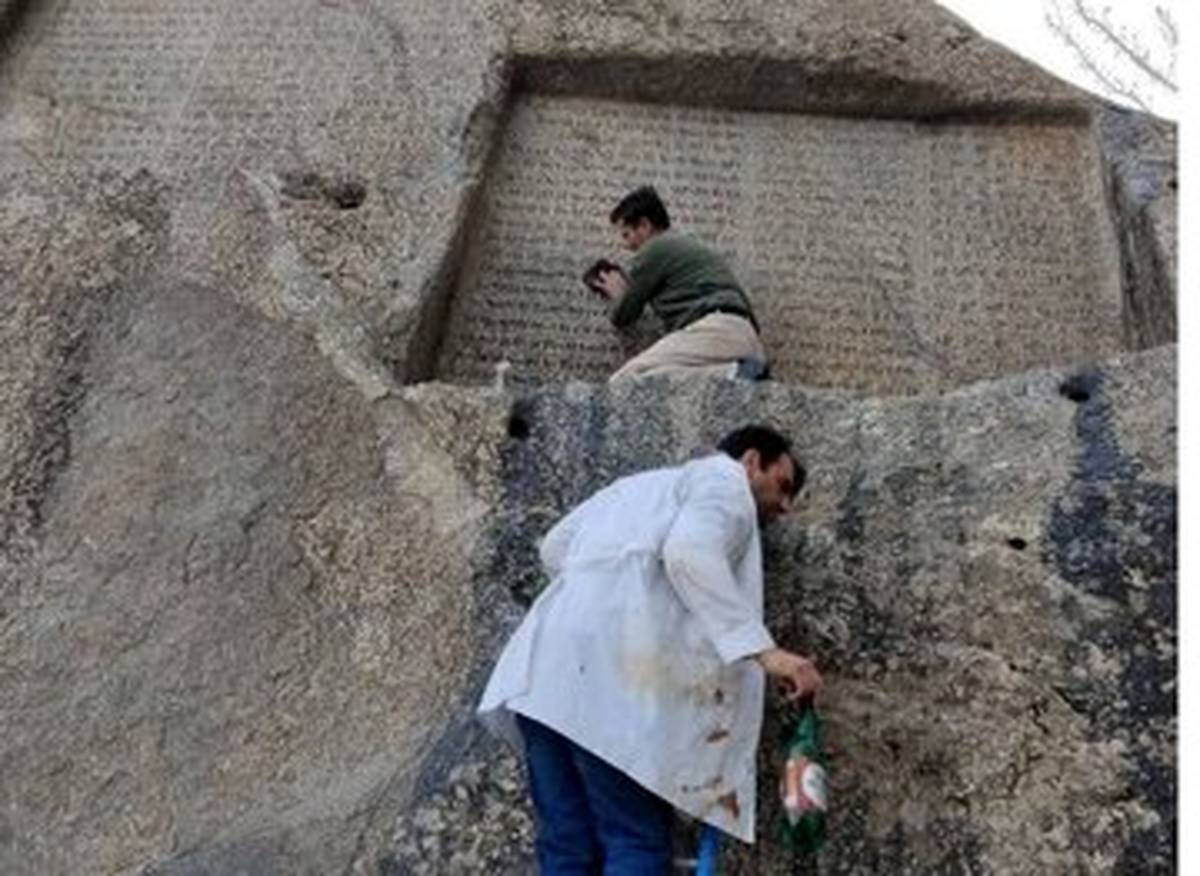 دودههای ناشی از انفجار ترقه از گنجنامه همدان پاک شد/خوشبختانه آسیبی به بنا وارد نشده است