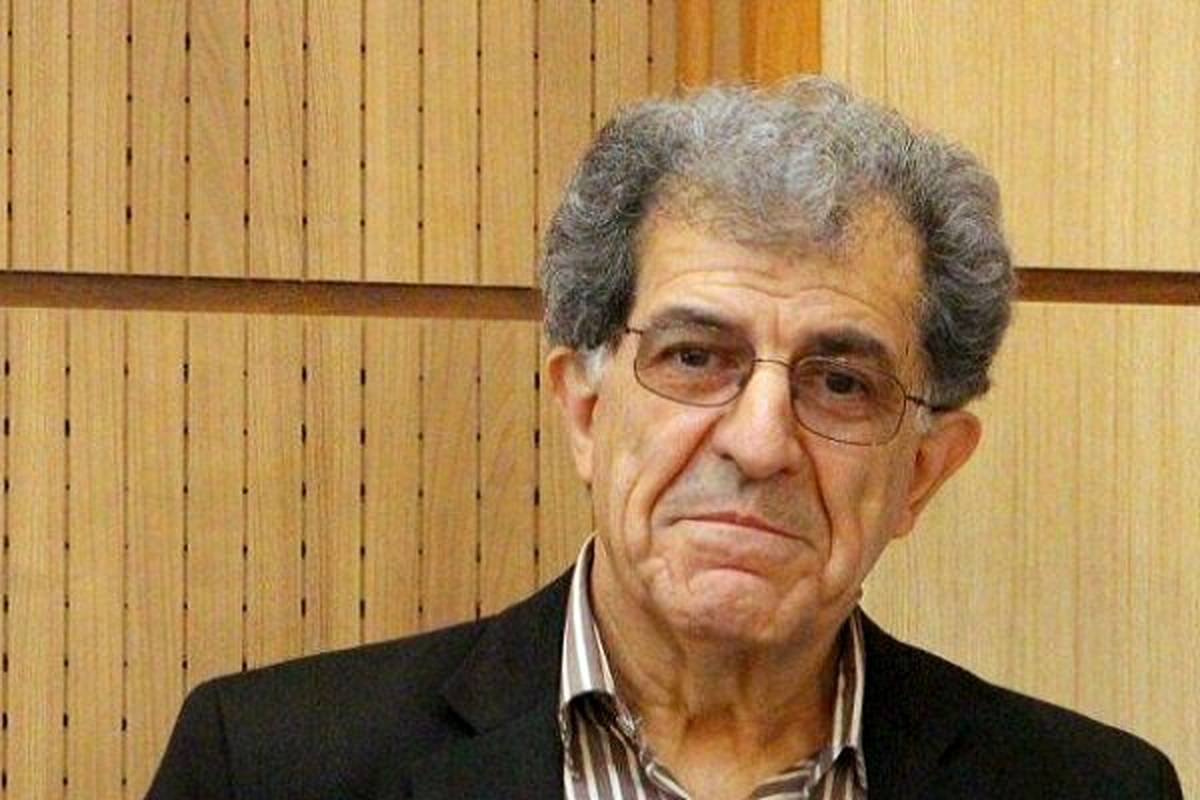 پژوهشگر ۸۳ ساله از ۱۲ ساعت کار روزانه‌اش گفت/بررسی گل و گیاه در شعر نو