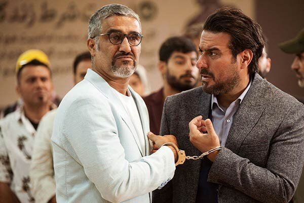 فیلمساز ۱۰۰ میلیارد برای فیلمش بلیت می‌خرد که بگوید فیلم پرفروش است!