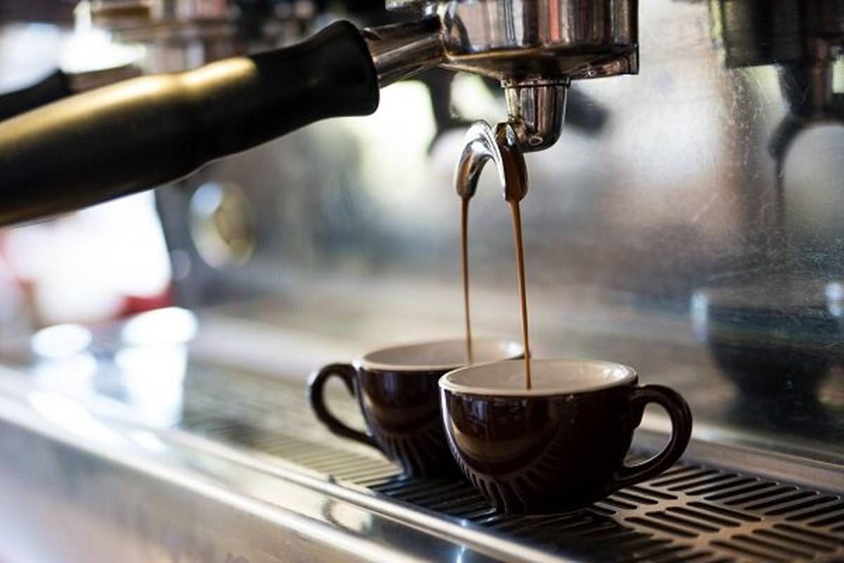 برندینگ کافه‌ها با طعم هنجارشکنی با یک فنجان قهوه
