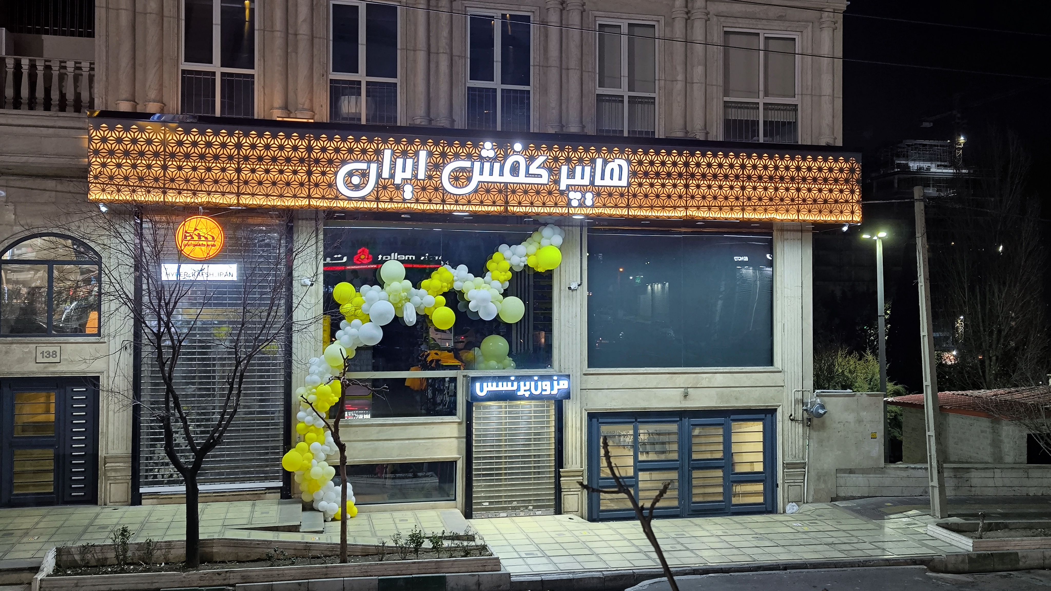 تابلو تبلیغاتی ارزان یا تابلو لاکچری؟ کدام برای کسب‌وکار شما مناسب‌تر است؟

