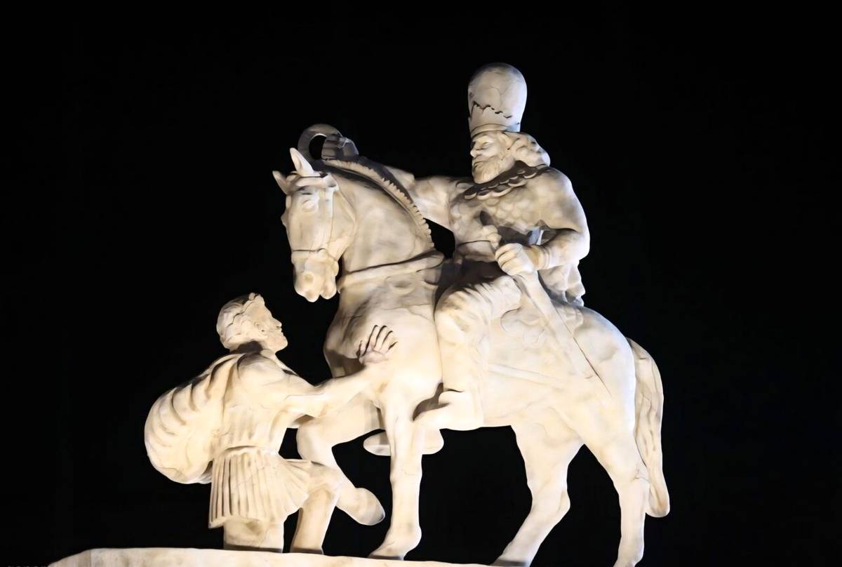 رونمایی از مجسمه شکست والرین؛ دشمنان در مقابل ایران زانو می‌زنند
